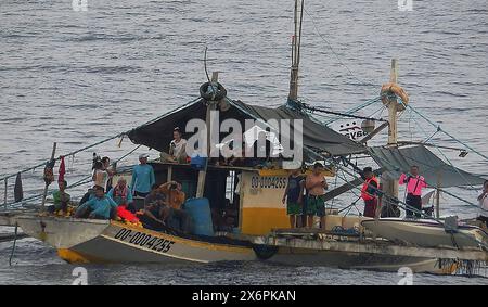 (240516) -- SÜDCHINESISCHE SEE, 16. Mai 2024 (Xinhua) -- mehrere philippinische Schiffe versammeln sich illegal und führen Tätigkeiten aus, die für die legale Fischerei in den umliegenden Gewässern von Huangyan Dao unerheblich sind, 16. Mai 2024. Die chinesische Küstenwache (CCG) verstärkt die Überwachung und Beweisaufnahme dieser Schiffe. (CCG/Handout via Xinhua) Stockfoto