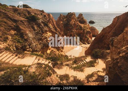 Die Küstenregion und Felsenlandschaft bei den Stränden Praia dos Três Irmãos und Praia da Prainha an der Südküste der Algarve, Portugal am 05.05.2024. // Küstenregion und felsige Landschaft in der Nähe der Strände Praia dos Três Irmãos und Praia da Prainha an der Südküste der Algarve, Portugal am 5. Mai 2024. - 20240505 PD19876 Stockfoto