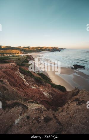 Carrapateira, Portugal. Mai 2024. Der Praia do Amado in der Nähe des Westküstenortes Carrapateira zwischen Vila do Bispo und Aljzeur besteht aus einer weiten Bucht mit feinem Sand, mit kleineren bis mittleren Felsformationen. Algarve, Portugal, am 08.05.2024. // der Praia do Amado in der Nähe der Westküstenstadt Carrapateira zwischen Vila do Bispo und Aljzeur besteht aus einer breiten Bucht mit feinem Sand, mit kleinen bis mittleren Felsformationen. Algarve, Portugal am 8. Mai 2024. - 20240508 PD20855 Credit: APA-PictureDesk/Alamy Live News Stockfoto