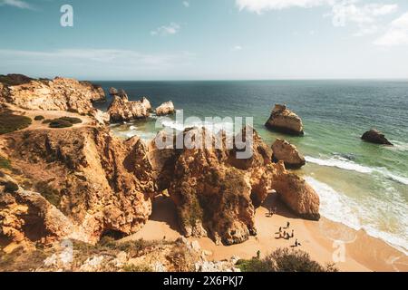 Die Küstenregion und Felsenlandschaft bei den Stränden Praia dos Três Irmãos und Praia da Prainha an der Südküste der Algarve, Portugal am 05.05.2024. // Küstenregion und felsige Landschaft in der Nähe der Strände Praia dos Três Irmãos und Praia da Prainha an der Südküste der Algarve, Portugal am 5. Mai 2024. - 20240505 PD19877 Stockfoto