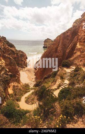 Die Küstenregion und Felsenlandschaft bei den Stränden Praia dos Três Irmãos und Praia da Prainha an der Südküste der Algarve, Portugal am 05.05.2024. // Küstenregion und felsige Landschaft in der Nähe der Strände Praia dos Três Irmãos und Praia da Prainha an der Südküste der Algarve, Portugal am 5. Mai 2024. - 20240505 PD19882 Stockfoto