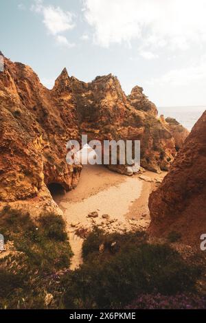 Die Küstenregion und Felsenlandschaft bei den Stränden Praia dos Três Irmãos und Praia da Prainha an der Südküste der Algarve, Portugal am 05.05.2024. // Küstenregion und felsige Landschaft in der Nähe der Strände Praia dos Três Irmãos und Praia da Prainha an der Südküste der Algarve, Portugal am 5. Mai 2024. - 20240505 PD19883 Stockfoto