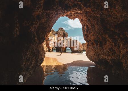 Die Küstenregion und Felsenlandschaft bei den Stränden Praia dos Três Irmãos und Praia da Prainha an der Südküste der Algarve, Portugal am 05.05.2024. // Küstenregion und felsige Landschaft in der Nähe der Strände Praia dos Três Irmãos und Praia da Prainha an der Südküste der Algarve, Portugal am 5. Mai 2024. - 20240505 PD19878 Stockfoto