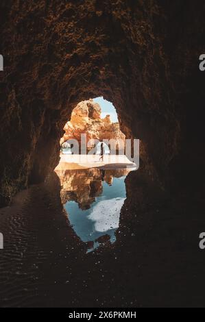 Die Küstenregion und Felsenlandschaft bei den Stränden Praia dos Três Irmãos und Praia da Prainha an der Südküste der Algarve, Portugal am 05.05.2024. // Küstenregion und felsige Landschaft in der Nähe der Strände Praia dos Três Irmãos und Praia da Prainha an der Südküste der Algarve, Portugal am 5. Mai 2024. - 20240505 PD19879 Stockfoto