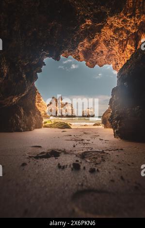 Die Küstenregion und Felsenlandschaft bei den Stränden Praia dos Três Irmãos und Praia da Prainha an der Südküste der Algarve, Portugal am 05.05.2024. // Küstenregion und felsige Landschaft in der Nähe der Strände Praia dos Três Irmãos und Praia da Prainha an der Südküste der Algarve, Portugal am 5. Mai 2024. - 20240505 PD19885 Stockfoto