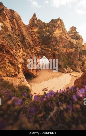 Die Küstenregion und Felsenlandschaft bei den Stränden Praia dos Três Irmãos und Praia da Prainha an der Südküste der Algarve, Portugal am 05.05.2024. // Küstenregion und felsige Landschaft in der Nähe der Strände Praia dos Três Irmãos und Praia da Prainha an der Südküste der Algarve, Portugal am 5. Mai 2024. - 20240505 PD19884 Stockfoto