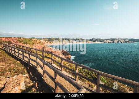 Der Praia do Amado in der Nähe des Westküstenortes Carrapateira zwischen Vila do Bispo und Aljzeur besteht aus einer weiten Bucht mit feinem Sand, mit kleineren bis mittleren Felsformationen. Algarve, Portugal, am 30.04.2024. // der Praia do Amado in der Nähe der Westküstenstadt Carrapateira zwischen Vila do Bispo und Aljzeur besteht aus einer breiten Bucht mit feinem Sand, mit kleinen bis mittleren Felsformationen. Algarve, Portugal am 30. April 2024. - 20240430 PD17650 Stockfoto