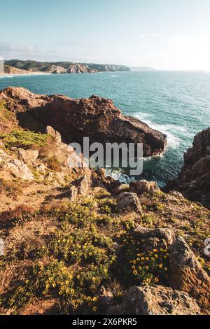 Der Praia do Amado in der Nähe des Westküstenortes Carrapateira zwischen Vila do Bispo und Aljzeur besteht aus einer weiten Bucht mit feinem Sand, mit kleineren bis mittleren Felsformationen. Algarve, Portugal, am 30.04.2024. // der Praia do Amado in der Nähe der Westküstenstadt Carrapateira zwischen Vila do Bispo und Aljzeur besteht aus einer breiten Bucht mit feinem Sand, mit kleinen bis mittleren Felsformationen. Algarve, Portugal am 30. April 2024. - 20240430 PD17648 Stockfoto