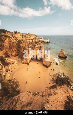 Die Küstenregion und Felsenlandschaft bei den Stränden Praia dos Três Irmãos und Praia da Prainha an der Südküste der Algarve, Portugal am 05.05.2024. // Küstenregion und felsige Landschaft in der Nähe der Strände Praia dos Três Irmãos und Praia da Prainha an der Südküste der Algarve, Portugal am 5. Mai 2024. - 20240505 PD19888 Stockfoto