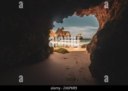 Die Küstenregion und Felsenlandschaft bei den Stränden Praia dos Três Irmãos und Praia da Prainha an der Südküste der Algarve, Portugal am 05.05.2024. // Küstenregion und felsige Landschaft in der Nähe der Strände Praia dos Três Irmãos und Praia da Prainha an der Südküste der Algarve, Portugal am 5. Mai 2024. - 20240505 PD19886 Stockfoto