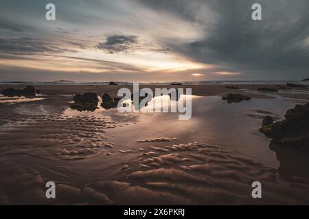 Der Praia do Amado in der Nähe des Westküstenortes Carrapateira zwischen Vila do Bispo und Aljzeur besteht aus einer weiten Bucht mit feinem Sand, mit kleineren bis mittleren Felsformationen. Algarve, Portugal, am 07.05.2024. // der Praia do Amado in der Nähe der Westküstenstadt Carrapateira zwischen Vila do Bispo und Aljzeur besteht aus einer breiten Bucht mit feinem Sand, mit kleinen bis mittleren Felsformationen. Algarve, Portugal am 7. Mai 2024. - 20240507 PD20279 Stockfoto