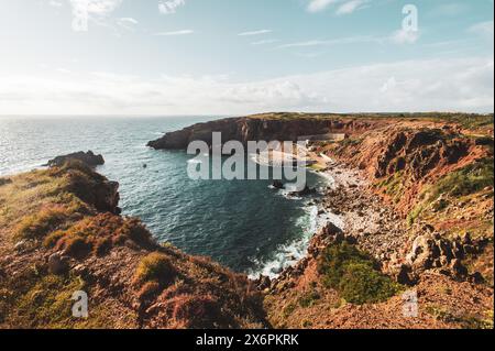 Der Praia do Amado in der Nähe des Westküstenortes Carrapateira zwischen Vila do Bispo und Aljzeur besteht aus einer weiten Bucht mit feinem Sand, mit kleineren bis mittleren Felsformationen. Algarve, Portugal, am 30.04.2024. // der Praia do Amado in der Nähe der Westküstenstadt Carrapateira zwischen Vila do Bispo und Aljzeur besteht aus einer breiten Bucht mit feinem Sand, mit kleinen bis mittleren Felsformationen. Algarve, Portugal am 30. April 2024. - 20240430 PD17649 Stockfoto