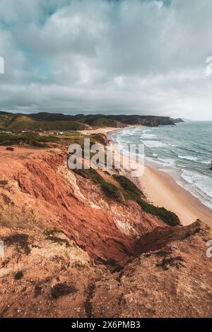 Der Praia do Amado in der Nähe des Westküstenortes Carrapateira zwischen Vila do Bispo und Aljzeur besteht aus einer weiten Bucht mit feinem Sand, mit kleineren bis mittleren Felsformationen. Algarve, Portugal, am 30.04.2024. // der Praia do Amado in der Nähe der Westküstenstadt Carrapateira zwischen Vila do Bispo und Aljzeur besteht aus einer breiten Bucht mit feinem Sand, mit kleinen bis mittleren Felsformationen. Algarve, Portugal am 30. April 2024. - 20240430 PD17651 Stockfoto