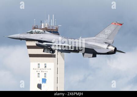 Spangdahlem, Deutschland. Mai 2024. Ein F-16-Kampfflugzeug der US Air Force startet vom Luftwaffenstützpunkt in Spangdahlem. Quelle: Boris Roessler/dpa/Alamy Live News Stockfoto