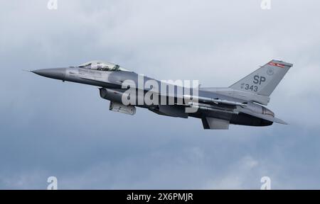 Spangdahlem, Deutschland. Mai 2024. Ein F-16-Kampfflugzeug der US Air Force startet vom Luftwaffenstützpunkt in Spangdahlem. Quelle: Boris Roessler/dpa/Alamy Live News Stockfoto