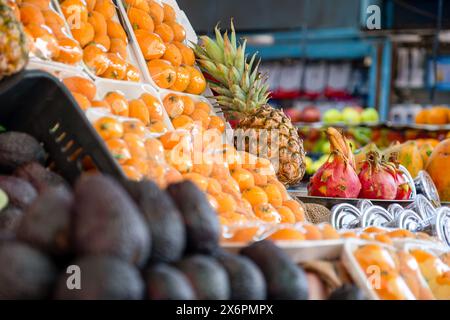 Bazaar, der Sommerfrüchte im Geschäft verkauft, bietet viele Obstsorten und eine abwechslungsreiche Auswahl Stockfoto