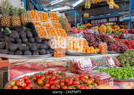 Bazaar, der Sommerfrüchte im Geschäft verkauft, bietet viele Obstsorten und eine abwechslungsreiche Auswahl Stockfoto
