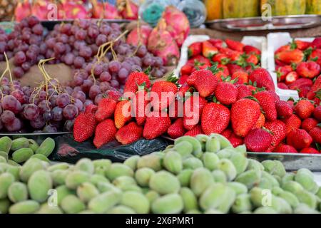 Bazaar, der Sommerfrüchte im Geschäft verkauft, bietet viele Obstsorten und eine abwechslungsreiche Auswahl Stockfoto