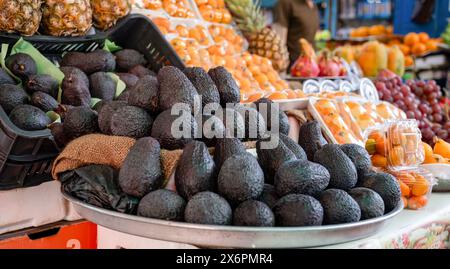 Bazaar, der Sommerfrüchte im Geschäft verkauft, bietet viele Obstsorten und eine abwechslungsreiche Auswahl Stockfoto
