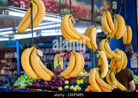 Bazaar, der Sommerfrüchte im Geschäft verkauft, bietet viele Obstsorten und eine abwechslungsreiche Auswahl Stockfoto