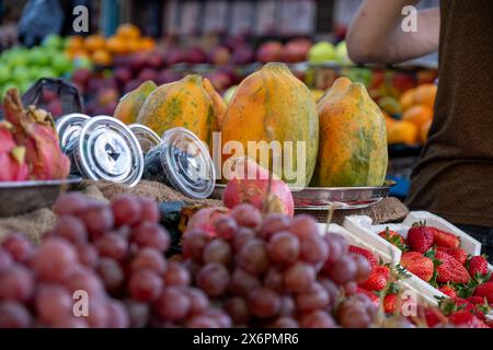 Bazaar, der Sommerfrüchte im Geschäft verkauft, bietet viele Obstsorten und eine abwechslungsreiche Auswahl Stockfoto