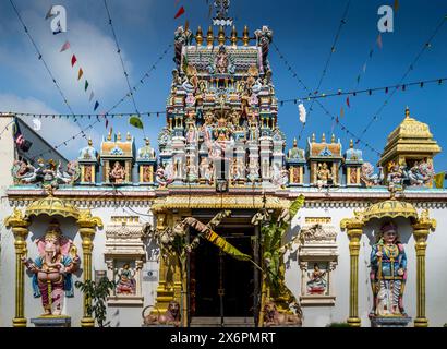 Das farbenfrohe Äußere des Hindu Sri Mahamariamman Tempels in Georgetown, Penang Malaysia Stockfoto