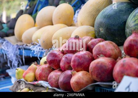 Bazaar, der Sommerfrüchte im Geschäft verkauft, bietet viele Obstsorten und eine abwechslungsreiche Auswahl Stockfoto