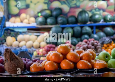 Bazaar, der Sommerfrüchte im Geschäft verkauft, bietet viele Obstsorten und eine abwechslungsreiche Auswahl Stockfoto