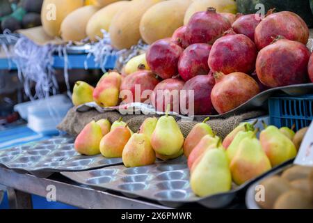 Bazaar, der Sommerfrüchte im Geschäft verkauft, bietet viele Obstsorten und eine abwechslungsreiche Auswahl Stockfoto