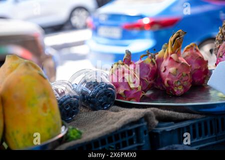 Bazaar, der Sommerfrüchte im Geschäft verkauft, bietet viele Obstsorten und eine abwechslungsreiche Auswahl Stockfoto