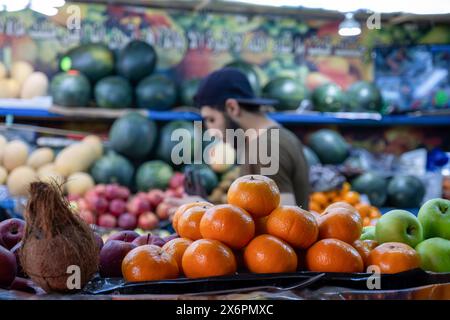 Bazaar, der Sommerfrüchte im Geschäft verkauft, bietet viele Obstsorten und eine abwechslungsreiche Auswahl Stockfoto