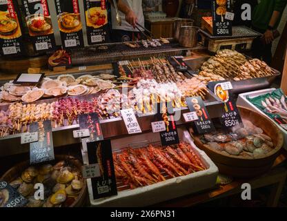 Ein Meeresfrüchte-Stand, der eine große Auswahl an Meeresfrüchten auf dem Nishiki Market, Kyoto Japan, verkauft Stockfoto