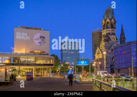 Berlin, Deutschland - 14. Mai. 2024: Das Berliner Bikini-Einkaufszentrum und die Kaiser-Wilhelm-Gedächtniskirche am U-Bahnhof Zoologischer Garten Stockfoto