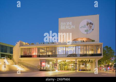 Berlin, Deutschland - 14. Mai. 2024: Das Berliner Bikini-Einkaufszentrum und die Kaiser-Wilhelm-Gedächtniskirche am U-Bahnhof Zoologischer Garten Stockfoto