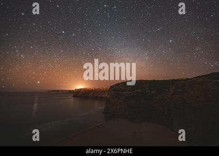 Sternenhimmel über Praia do Beliche, dem westlichsten Strand an der portugiesischen Südküste zwischen Sagres und dem Cabo de São Vicente, dem westlichsten Punktes des europäischen Festlandes, mit dem Leuchten des Leuchtturmes am Horizont. Algarve am 03.05.2024. // Sternenhimmel über Praia do Beliche, dem westlichsten Strand an der portugiesischen Südküste zwischen Sagres und dem Cabo de São Vicente, dem westlichsten Punkt des europäischen Festlandes, mit dem Leuchten des Leuchtturms am Horizont. Algarve am 3. Mai 2024. - 20240503 PD22362 Stockfoto