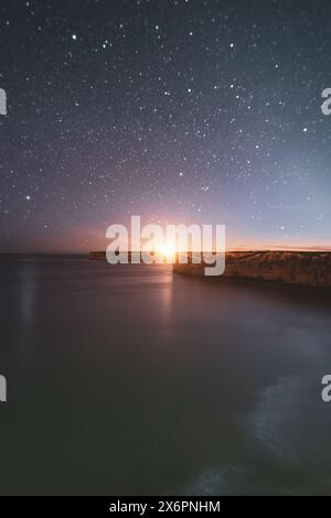 Sternenhimmel über Praia do Beliche, dem westlichsten Strand an der portugiesischen Südküste zwischen Sagres und dem Cabo de São Vicente, dem westlichsten Punktes des europäischen Festlandes, mit dem Leuchten des Leuchtturmes am Horizont. Algarve am 03.05.2024. // Sternenhimmel über Praia do Beliche, dem westlichsten Strand an der portugiesischen Südküste zwischen Sagres und dem Cabo de São Vicente, dem westlichsten Punkt des europäischen Festlandes, mit dem Leuchten des Leuchtturms am Horizont. Algarve am 3. Mai 2024. - 20240503 PD22363 Stockfoto