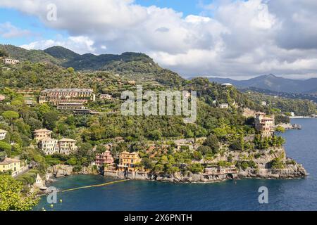 Erhöhter Blick auf die Bucht von Cannon mit der Landzunge von Punta Cajega, historischen Villen und dem 5-Sterne-Hotel Belmond Splendido, Portofino, Genua, Italien Stockfoto