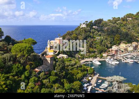 Panorama des berühmten Ferienortes mit dem kleinen Hafen und der Kirche St. Georg auf der Landzunge, Portofino, Genua, Ligurien, Italien Stockfoto