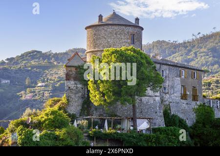 Blick auf die Brown Castle, eine historische Militärfestung, die heute in einem Hausmuseum auf der Landzunge von Portofino, Genua, Ligurien, Italien, gerissen ist Stockfoto