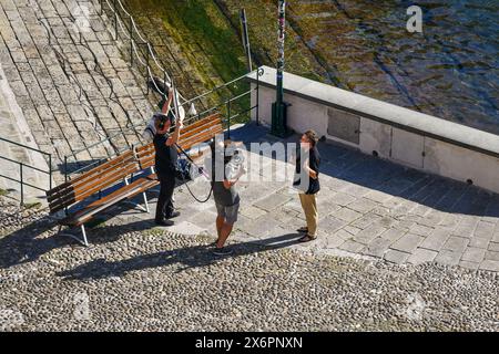 Hochwinkelansicht einer Fernsehcrew, die für einen Bericht im kleinen Hafen des berühmten Ferienortes im Sommer filmt, Portofino, Genua, Ligurien, Italien Stockfoto