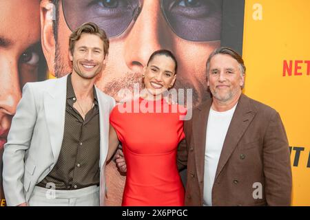 AUSTIN, TEXAS - 15. MAI: (L-R) Glen Powell, Adria Arjona und Richard Linklater nehmen am 15. Mai 2024 an der Premiere von Netflix's 'Hit man' & Glen Powell's Induktion in die Texas Film Hall of Fame im Paramount Theatre in Austin, Texas, Teil. (Foto: Maggie Boyd/SIPA USA) Credit: SIPA USA/Alamy Live News Stockfoto