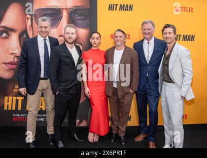 AUSTIN, TEXAS - 15. MAI: John Sloss, Gast, Adria Arjona, Richard Linklater, Mike Blizzard, und Glen Powell nahm am 15. Mai 2024 im Paramount Theatre in Austin, Texas, an der Premiere von Netflix's „Hit man“ und Glen Powells Einführung in die Texas Film Hall of Fame Teil. (Foto: Maggie Boyd/SIPA USA) Credit: SIPA USA/Alamy Live News Stockfoto