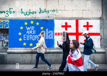 Tiflis, Georgien - 16. Mai 2024: EU- und georgische Flagge an der Wand, Erklärung "wir sind EUROPA". Keine russische Rechtsbewegung. Integrationsprozess in das EU-Konzept Stockfoto