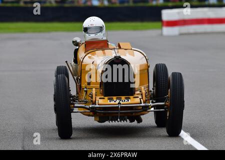 Jonathan Bailey, Bugatti Type 35C, Grover Williams Trophy, 20 Minuten Rennstrecke für Grand Prix-Fahrzeuge vor dem Krieg, hauptsächlich aus der Zeit von 1920 bis 1931, Stockfoto