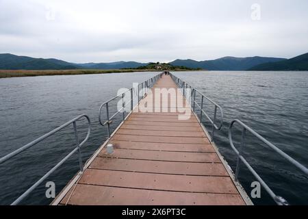 Schwimmende Brücke nach Agios Achilios, einer kleinen Insel auf der Prespa-See in Griechenland Stockfoto