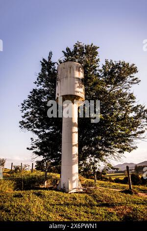 Box Wassertank aus Metall, ländlicher Wasserspeicher, Becher- oder Säulentyp, in einer prekären Situation, schmutzig und verlassen, Bundesstaat Minas Gerais, Brasilien Stockfoto