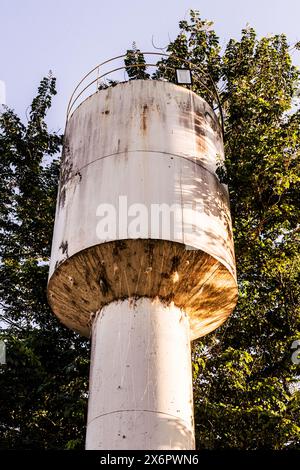 Box Wassertank aus Metall, ländlicher Wasserspeicher, Becher- oder Säulentyp, in einer prekären Situation, schmutzig und verlassen, Bundesstaat Minas Gerais, Brasilien Stockfoto