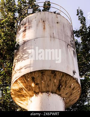 Box Wassertank aus Metall, ländlicher Wasserspeicher, Becher- oder Säulentyp, in einer prekären Situation, schmutzig und verlassen, Bundesstaat Minas Gerais, Brasilien Stockfoto