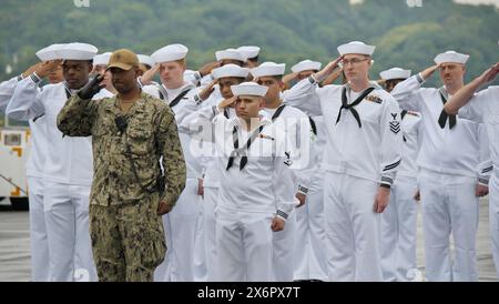 Yokosuka, Japan. Mai 2024. Die Seeleute des US-Navy-Flugzeugträgers USS Ronald Reagan (CVN-76) grüßen am Donnerstag, den 16. Mai 2024, bei Fleet Activities Yokosuka in Kanagawa-Präfektur, Japan. Foto: Keizo Mori/UPI Credit: UPI/Alamy Live News Stockfoto