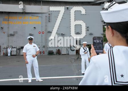 Yokosuka, Japan. Mai 2024. Die Seeleute des US-Navy-Flugzeugträgers USS Ronald Reagan (CVN-76) machen Fotos bei Fleet Activities Yokosuka in der Präfektur Kanagawa, Japan am Donnerstag, den 16. Mai 2024. Foto: Keizo Mori/UPI Credit: UPI/Alamy Live News Stockfoto